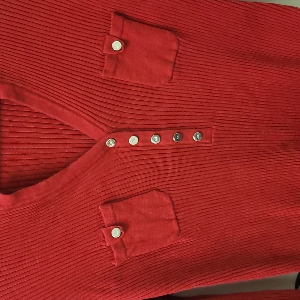 Long Sleeve Red Pocketed Medium VNeck Top - Picture 4 of 6